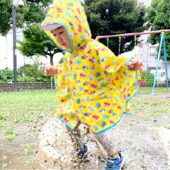 水たまりに飛び込んでいる園児の姿