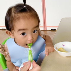 カメラ目線で美味しそうに給食を食べている園児の姿